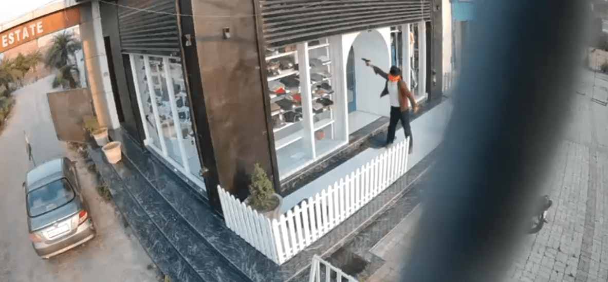 ਰੈਡੀਮੈਡ ਕੱਪੜਿਆਂ ਦੇ ਸ਼ੋਅਰੂਮ ‘ਤੇ ਫਾਈਰਿੰਗ, ਅਣਪਛਾਤੇ ਮੋਟਰਸਾਈਕਲ ਸਵਾਰਾਂ ਨੇ ਦਿੱਤਾ ਵਾਰਦਾਤ ਨੂੰ ਅੰਜਾਮ