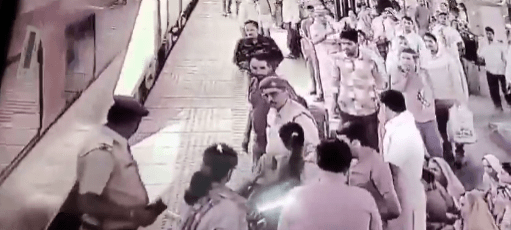 Ujjain News ; ਗਲਤ ਟ੍ਰੇਨ ਵਿੱਚ ਬੈਠੀ ਕੁੜੀ ਨੇ ਅਚਾਨਕ ਮਾਰੀ ਛਾਲ , RPF ਜਵਾਨ ਨੇ ਬਚਾਈ ਜਾਨ