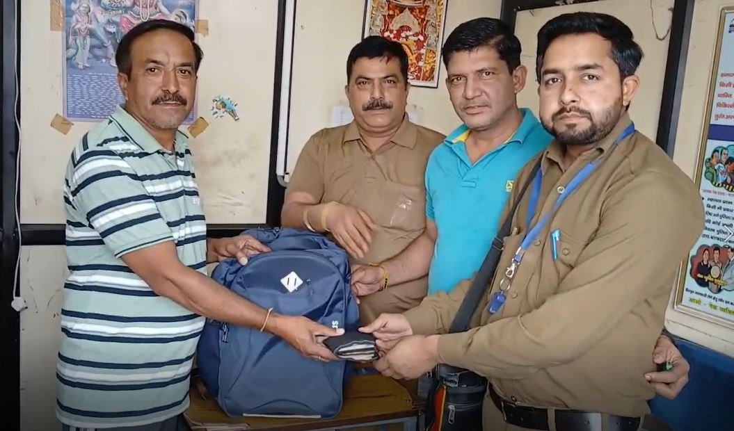 ਬੱਸ ਕੰਡਕਟਰ ਨੇ ਇਮਾਨਦਾਰੀ ਦੀ ਮਿਸਾਲ ਕੀਤੀ ਕਾਇਮ! ਯਾਤਰੀ ਦਾ ਬੈਗ ਤੇ ਨਕਦੀ ਕੀਤੀ ਵਾਪਿਸ