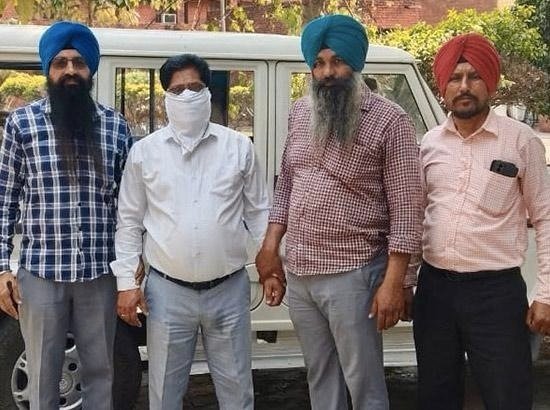 10,000 ਰੁਪਏ ਰਿਸ਼ਵਤ ਲੈਂਦਾ ਅਨੁਸੂਚਿਤ ਜਾਤੀਆਂ ਭੌਂ ਵਿਕਾਸ ਅਤੇ ਵਿੱਤ ਨਿਗਮ ਦਾ ਜ਼ਿਲ੍ਹਾ ਮੈਨੇਜਰ ਵਿਜੀਲੈਂਸ ਵੱਲੋਂ ਕਾਬੂ