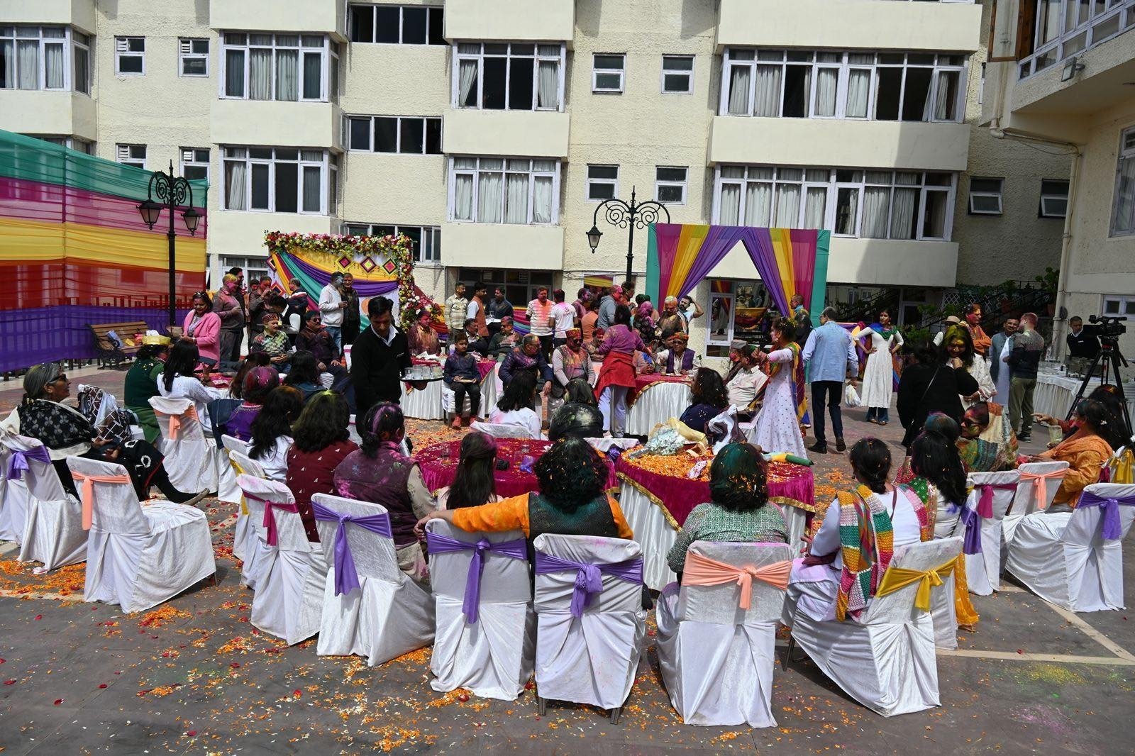 Himachal Pradesh ; ਹੋਲੀ ਪਾਰਟੀ ਦਾ ਸਰਕਾਰੀ ਬਿੱਲ: ਹਿਮਾਚਲ ਦੇ ਮੁੱਖ ਸਕੱਤਰ ਦੇ ਖਾਣੇ ਦੀ ਪਾਰਟੀ ‘ਤੇ ਉੱਠੇ ਸਵਾਲ