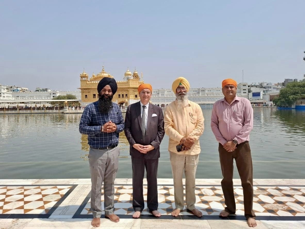 ਸੱਚਖੰਡ ਸ੍ਰੀ ਹਰਿਮੰਦਰ ਸਾਹਿਬ ਵਿਖੇ ਨਤਮਸਤਕ ਹੋਏ ਫ਼ਰਾਂਸ ਦੇ ਰਾਜਦੂਤ ਥੈਰੀ ਮਾਥੂ