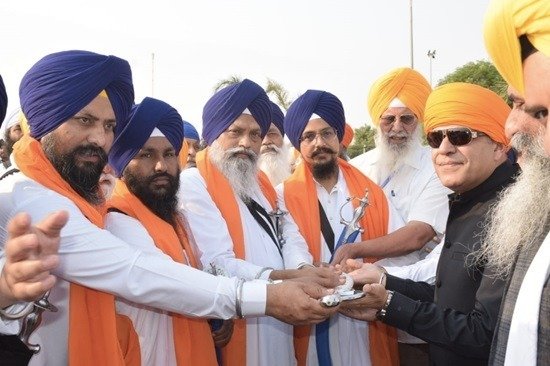 ਸਿੱਖ ਸ਼ਰਧਾਲੂਆਂ ਨੇ ਗੁਰਦੁਆਰਾ ਦਰਬਾਰ ਸਾਹਿਬ ਕਰਤਾਰਪੁਰ ਵਿਖੇ ਗੁਰੂ ਨਾਨਕ ਦੇਵ ਦੇ ਖੇਤਾਂ ‘ਚ ਕਣਕ ਦੀ ਫ਼ਸਲ ਦੀ ਕਟਾਈ ਕੀਤੀ ਸ਼ੁਰੂ