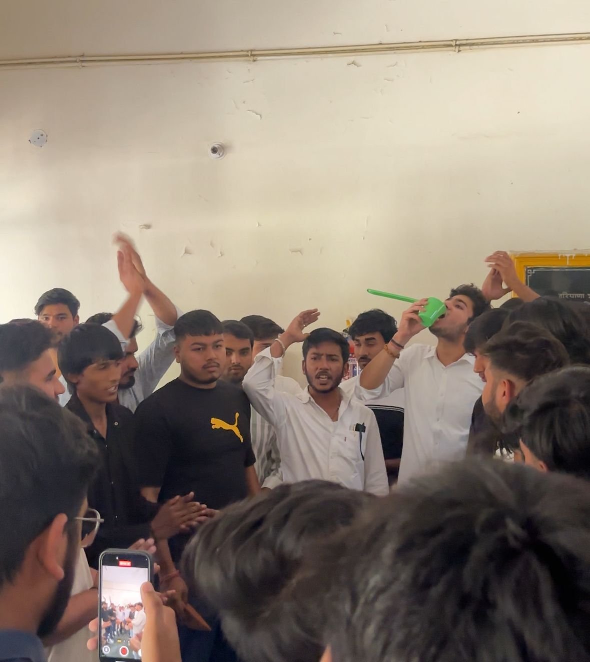 Gurugram ਦੇ ਸਰਕਾਰੀ ਕਾਲਜ ‘ਚ ਹੰਗਾਮਾ, ਵਾਟਰ ਕੂਲਰ ‘ਚ ਛਿਪਕਲੀ ਮਿਲਣ ਮਗਰੋਂ ਪ੍ਰਦਰਸ਼ਨ