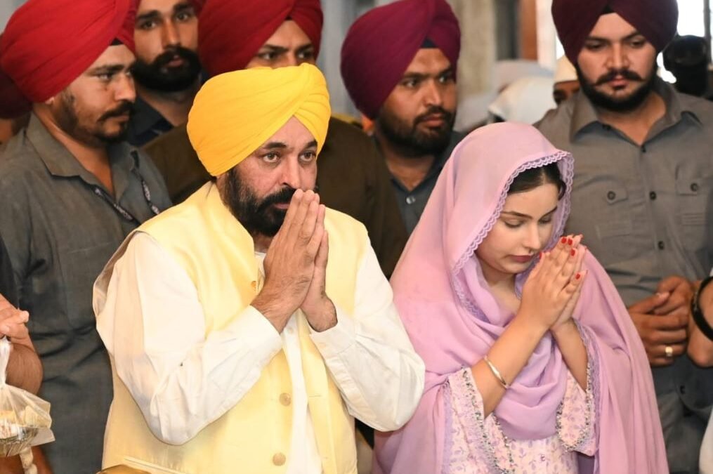 CM ਮਾਨ ਨੇ ਵਿਸਾਖੀ ਦੇ ਪਵਿੱਤਰ ਤਿਉਹਾਰ ‘ਤੇ ਪੰਜਾਬੀਆਂ ਨੂੰ ਦਿੱਤੀ ਵਧਾਈ: ਗੁਰਦੁਆਰਾ ਦੂਖ ਨਿਵਾਰਨ ਸਾਹਿਬ ਵਿਖੇ ਮੱਥਾ ਟੇਕਿਆ