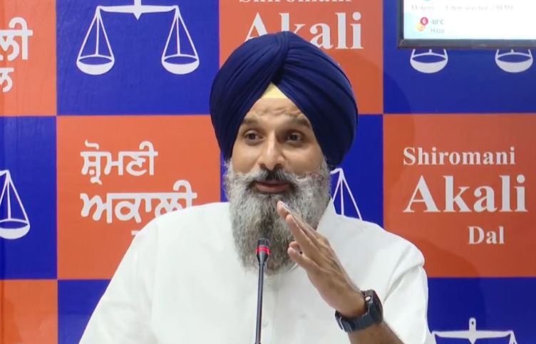 ਸੂਬੇ ਦੀ ਲੜਖੜਾਈ ਕਾਨੂੰਨ-ਵਿਵਸਥਾ ਦੀ ਨੈਤਿਕ ਜ਼ਿੰਮੇਵਾਰੀ ਲੈਂਦਿਆਂ ਤੁਰੰਤ ਅਸਤੀਫ਼ਾ ਦੇਣ CM ਮਾਨ : ਮਜੀਠੀਆ