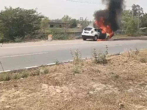 ਜੁਲਾਨਾ ਵਿੱਚ ਚੱਲਦੀ ਕਾਰ ਨੂੰ ਲੱਗੀ ਅੱਗ, ਡਰਾਈਵਰ ਨੇ ਛਾਲ ਮਾਰ ਕੇ ਬਚਾਈ ਜਾਨ