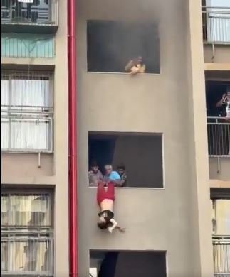 ਬਹੁ-ਮੰਜ਼ਿਲਾ ਇਮਾਰਤ ‘ਚ ਲੱਗੀ ਭਿਆਨਕ ਅੱਗ, ਲੋਕਾਂ ਨੇ ਜਾਨ ਬਚਾਉਣ ਲਈ ਹੇਠਾਂ ਮਾਰੀ ਛਾਲ; ਦਿਲ ਦਹਿਲਾ ਦੇਣ ਵਾਲੀ Video