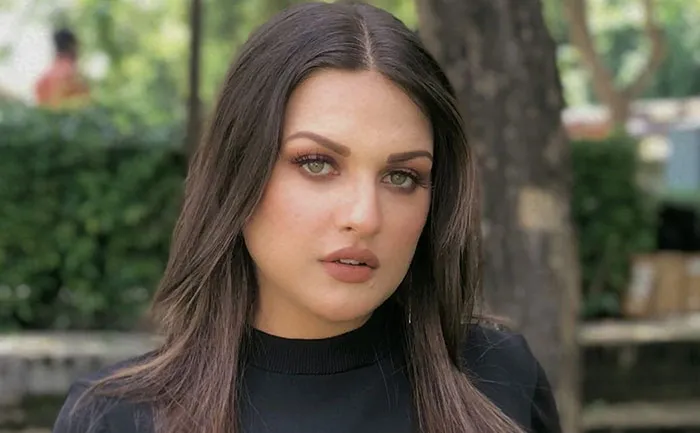 ਗੈਂਗਸਟਰਾਂ ਦੀ ਫੋਨ ਕਾਲ ਨਾਲ ਹਿੱਲੀ ਪੰਜਾਬੀ ਇੰਡਸਟਰੀ, Himanshi Khurana ਨੂੰ 10 ਕਰੋੜ ਦੀ ਫਿਰੌਤੀ ਲਈ ਜਾਨੋਂ ਮਾਰਨ ਦੀ ਧਮਕੀ