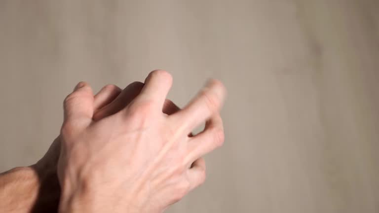 Health ; ਕੰਬਣ ਲੱਗਦੀਆਂ ਹਨ ਉਂਗਲਾਂ, ਇਨ੍ਹਾਂ ਨੂੰ ਨਜ਼ਰਅੰਦਾਜ਼ ਕਰਨਾ ਹੋ ਸਕਦਾ ਹੈ ਖ਼ਤਰਨਾਕ