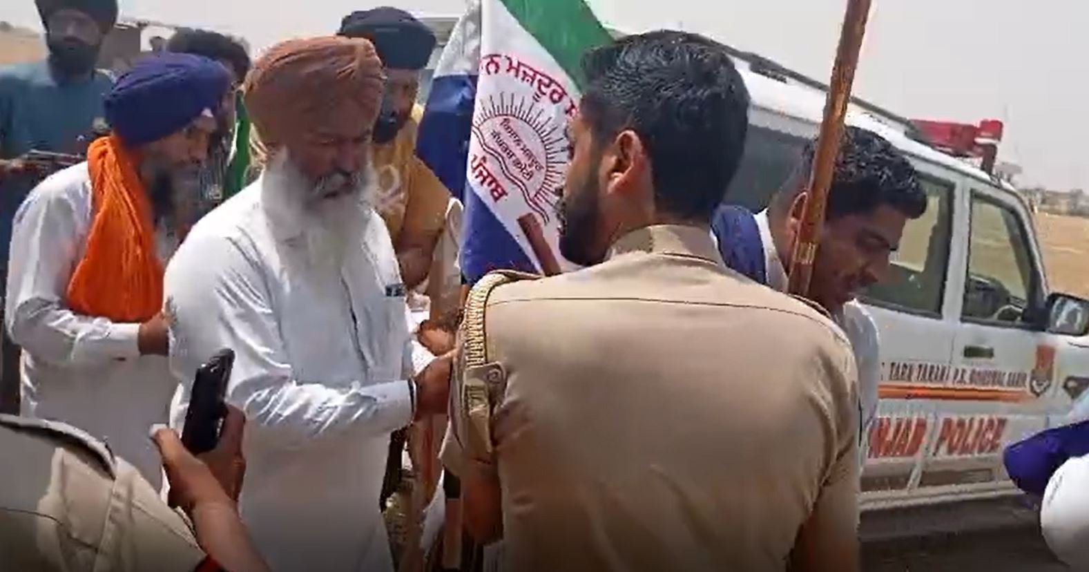 ਐਕਸਪ੍ਰੈੱਸ ਹਾਈਵੇਅ ਲਈ ਐਕੁਵਾਇਰ ਜ਼ਮੀਨ ਦਾ ਕਬਜ਼ਾ ਲੈਣ ਲਈ ਕਿਸਾਨਾਂ ‘ਤੇ ਬਰਸਾਈ ਡਾਂਗ