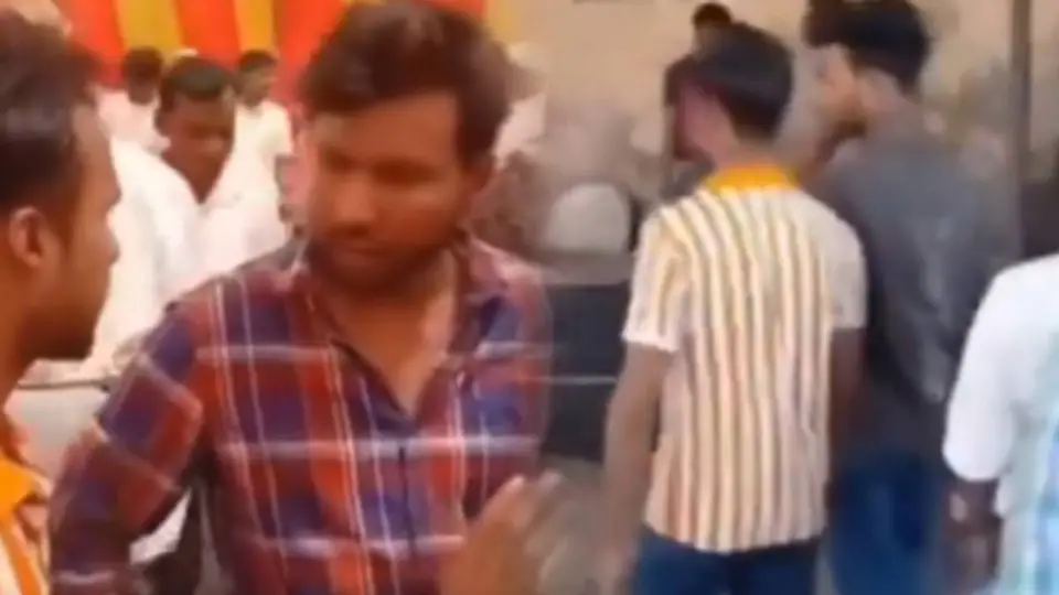 ਬਿਨਾਂ ਬੁਲਾਏ ਵਿਆਹ ‘ਚ ਵੜ ਗਏ ਕੁਝ ਲੋਕ, ਲਾੜੀ ਦੇ ਪਿਤਾ ਨੇ ਉਨ੍ਹਾਂ ਤੋਂ ਭਾਂਡੇ ਧੋਵਾਏ, ਵੋਖੋ ਵੀਡੀਓ