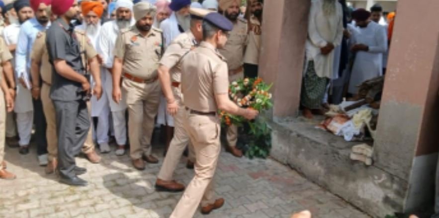 ਡੀਜੀਪੀ ਗੌਰਵ ਯਾਦਵ ਨੇ ਸ਼ਹੀਦ ਐਸਆਈ ਚਰਨਜੀਤ ਸਿੰਘ ਦੇ ਅੰਤਿਮ ਸੰਸਕਾਰ ਮੌਕੇ ਸ਼ਰਧਾਂਜਲੀ ਕੀਤੀ ਭੇਟ