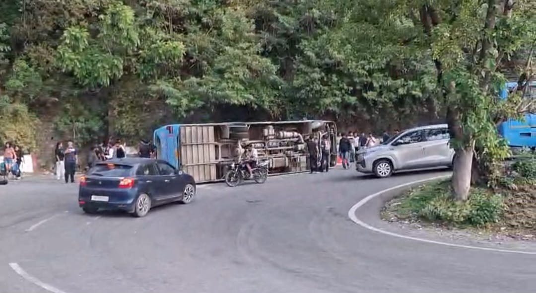 ਦਿੱਲੀ ਤੋਂ ਮਸੂਰੀ ਆ ਰਹੀ ਯਾਤਰੀ ਬੱਸ ਹੋਈ ਹਾਦਸਾਗ੍ਰਸਤ, ਕਮਾਨੀ ਟੁੱਟਣ ਕਾਰਨ ਪਲਟੀ, 27 ਯਾਤਰੀ ਸਨ ਸਵਾਰ