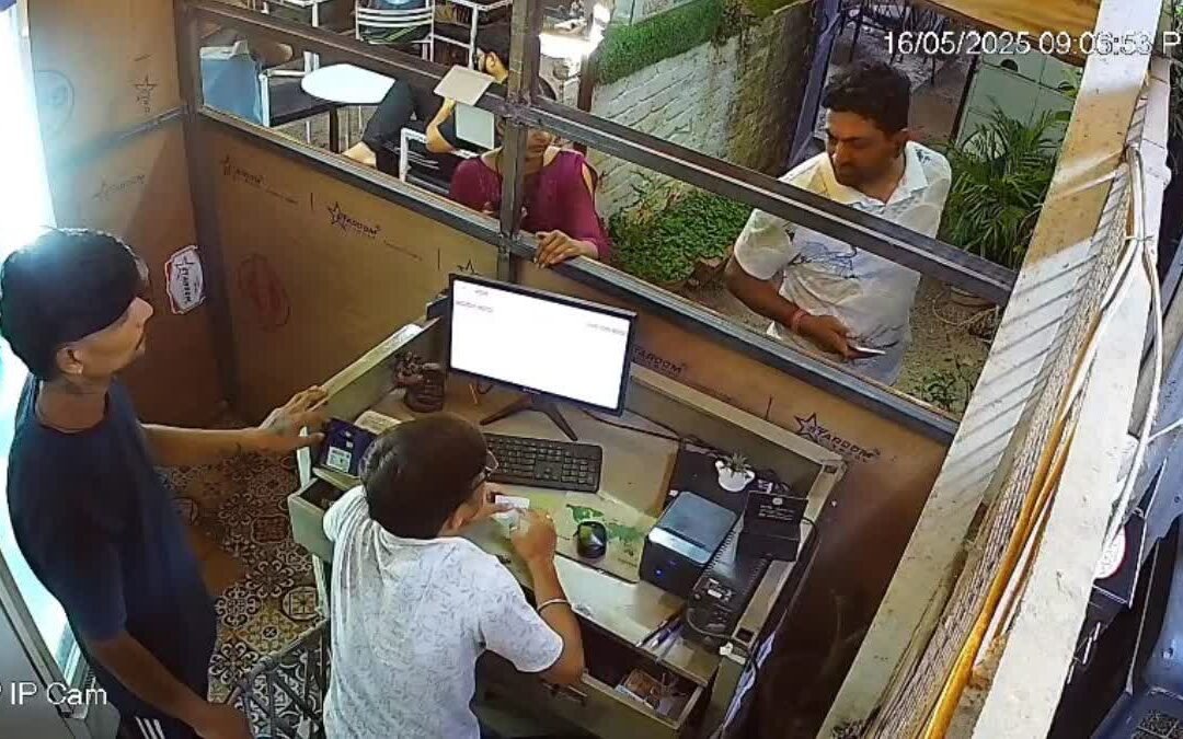 Viral News ; ਨਾਸ਼ਤੇ ਤੋਂ ਬਾਅਦ ਕੈਫੇ ਵਿੱਚ ਕਾਂਸਟੇਬਲ ਦਾ ਦੁਰਵਿਵਹਾਰ , ਕਰਮਚਾਰੀ ਨੂੰ ਮਾਰਿਆ ਥੱਪੜ ; ਵੀਡੀਓ ਹੋਈ ਵਾਇਰਲ