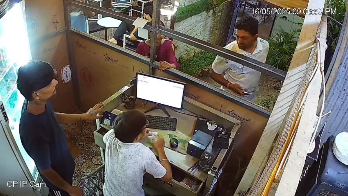 Viral News ; ਨਾਸ਼ਤੇ ਤੋਂ ਬਾਅਦ ਕੈਫੇ ਵਿੱਚ ਕਾਂਸਟੇਬਲ ਦਾ ਦੁਰਵਿਵਹਾਰ , ਕਰਮਚਾਰੀ ਨੂੰ ਮਾਰਿਆ ਥੱਪੜ ; ਵੀਡੀਓ ਹੋਈ ਵਾਇਰਲ