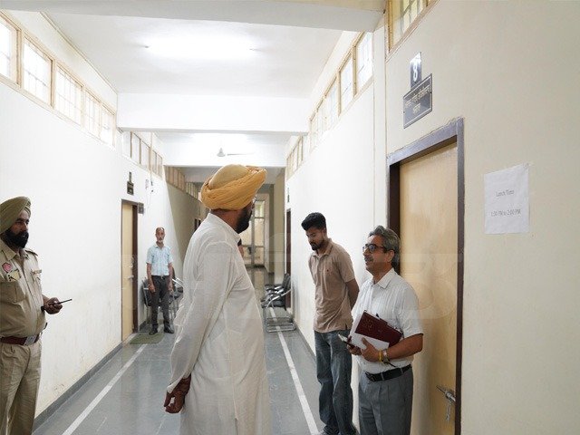 ਕੈਬਨਿਟ ਮੰਤਰੀ ਕੁਲਦੀਪ ਸਿੰਘ ਧਾਲੀਵਾਲ ਨੇ ਤਹਿਸੀਲ ਅਤੇ ਥਾਣਾ ਅਜਨਾਲਾ ਦੀ ਕੀਤੀ ਅਚਨਚੇਤ ਚੈਕਿੰਗ
