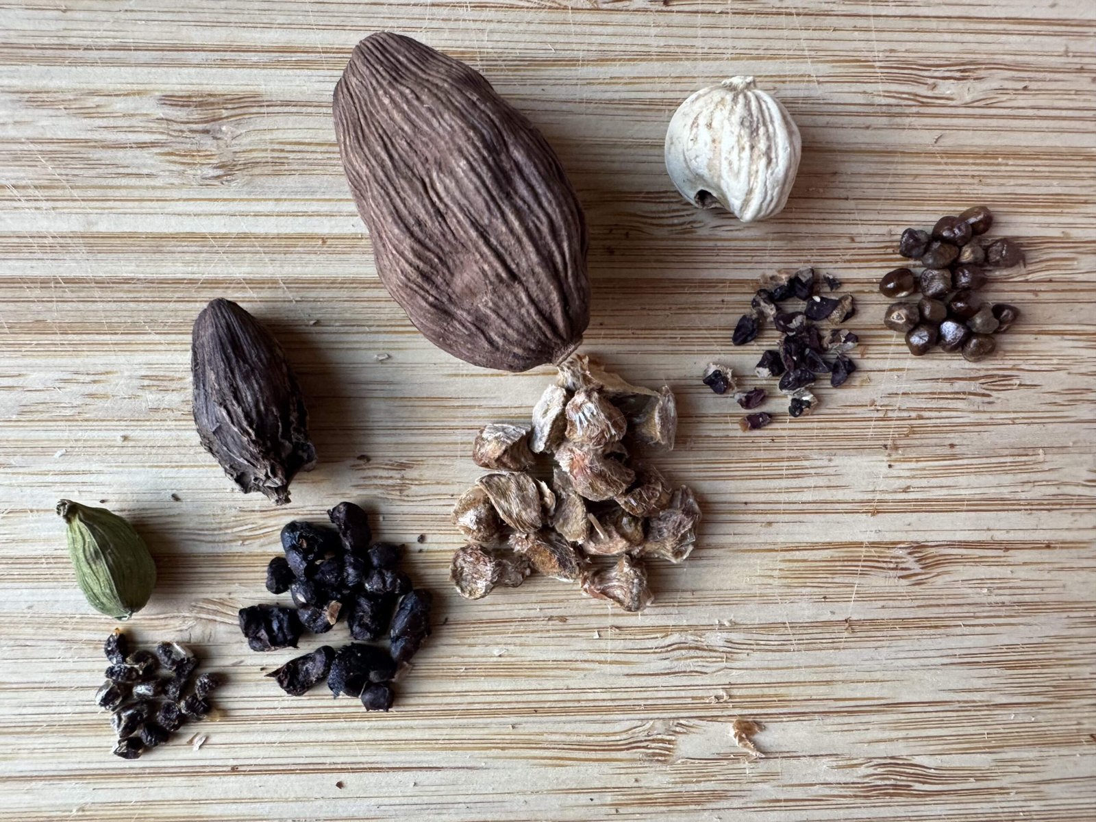 Benefits of Cardamom: ਇਲਾਇਚੀ ਦੇ ਚਾਰ ਰੰਗ ਅਤੇ ਚਾਰ ਸੁਆਦ ਛੁਪੇ ਹੋਏ , ਜਾਣੋ ਕਿ ਕਿਹੜੀ ਕਿੱਥੇ ਵਰਤੀ ਜਾਵੇਗੀ?