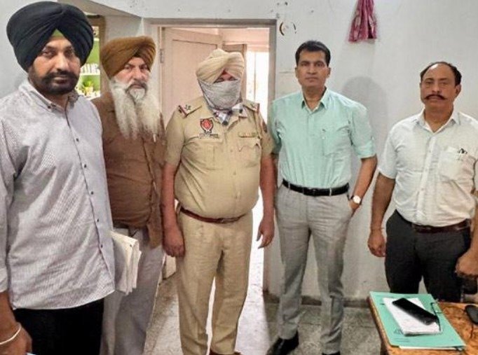 15,000 ਰੁਪਏ ਰਿਸ਼ਵਤ ਲੈਂਦਾ ASI ਕਾਬੂ, ਚੋਰੀ ਦੇ ਝੂਠੇ ਕੇਸ ‘ਚ ਫਸਾਉਣ ਦੀ ਦੇ ਰਿਹਾ ਸੀ ਧਮਕੀ