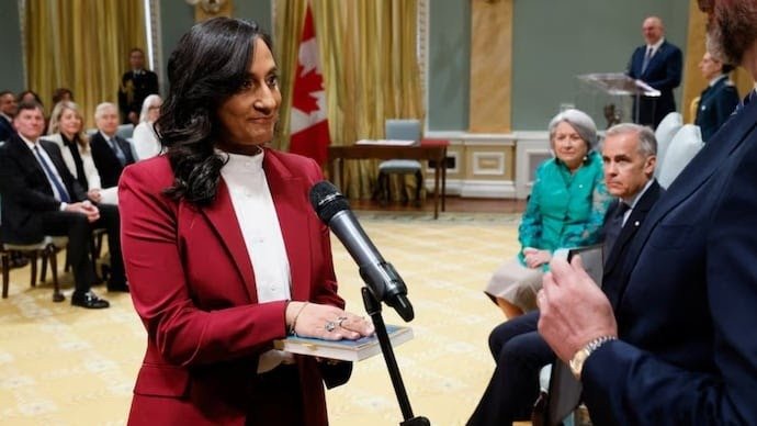 ਕੈਨੇਡਾ ਦੀ ਨਵੀਂ ਸਰਕਾਰ ‘ਚ ਭਾਰਤੀ ਮੂਲ ਦੀ ਅਨੀਤਾ ਆਨੰਦ ਨੂੰ ਮਿਲੀ ਅਹਿਮ ਜ਼ਿੰਮੇਵਾਰੀ, ਭਗਵਦ ਗੀਤਾ ‘ਤੇ ਹੱਥ ਰੱਖ ਚੁੱਕੀ ਸਹੁੰ