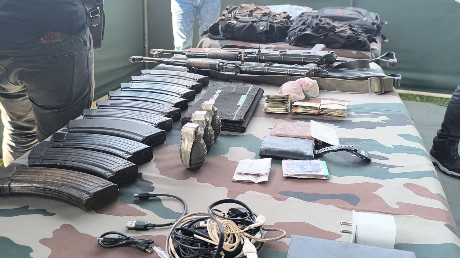 ਸ਼ੋਪੀਆਂ ‘ਚ ਹਥਿਆਰਾਂ ਦਾ ਵੱਡਾ ਜ਼ਖੀਰਾ ਬਰਾਮਦ, ਐਨਕਾਊਂਟਰ ‘ਚ ਸੁਰੱਖਿਆ ਬਲਾਂ ਨੇ ਢੇਰ ਕੀਤੇ ਸੀ ਤਿੰਨ ਅੱਤਵਾਦੀ