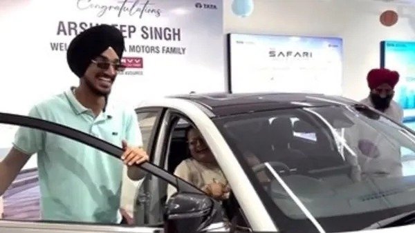 ਪੰਜਾਬ ਕਿੰਗਜ਼ ਦੇ ਡੈਸ਼ਿੰਗ ਗੇਂਦਬਾਜ਼ ਨੇ ਆਪਣੀ ਮਾਂ ਨੂੰ ਗਿਫ਼ਟ ਕੀਤੀ ਟਾਟਾ ਦੀ ਸ਼ਾਨਦਾਰ ਕਾਰ, ਦੇਖੋ ਵੀਡੀਓ ਅਤੇ ਜਾਣੋ ਕਾਰ ਦੇ ਫੀਚਰਸ ਬਾਰੇ