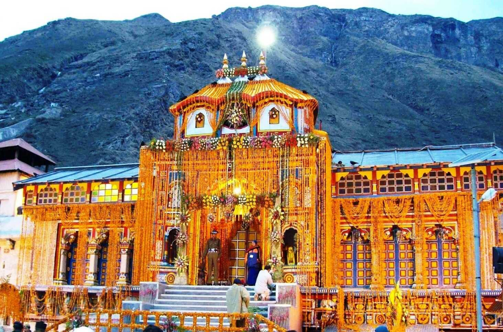ਵਿਸ਼ਵ ਪ੍ਰਸਿੱਧ ਬਦਰੀਨਾਥ ਧਾਮ ਦੇ ਖੁੱਲ੍ਹ ਗਏ ਦਰਵਾਜ਼ੇ, ਮੁੱਖ ਮੰਤਰੀ ਧਾਮੀ ਸਮੇਤ ਹਜ਼ਾਰਾਂ ਸ਼ਰਧਾਲੂਆਂ ਨੇ ਕੀਤੇ ਦਰਸ਼ਨ