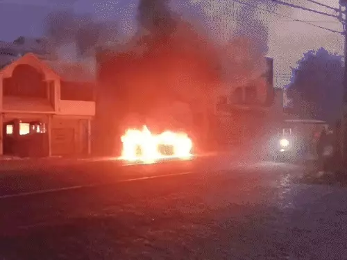 ਚੱਲਦੀ ਕਾਰ ਬਣੀ ਅੱਗ ਦਾ ਗੋਲਾ, ਵਿਆਹ ਤੋਂ ਵਾਪਸ ਆ ਰਹੇ ਪਰਿਵਾਰ ਨੇ ਕਾਰ ਚੋਂ ਛਾਲ ਮਾਰਕੇ ਬਚਾਈ ਆਪਣੀ ਜਾਨ