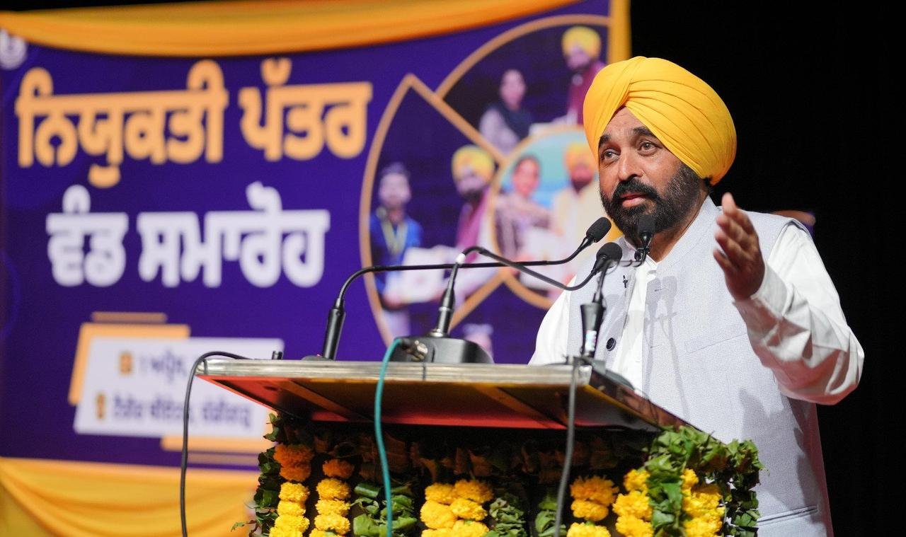 ਅੱਜ ਵੱਖ-ਵੱਖ ਵਿਭਾਗਾਂ ਵਿੱਚ ਨਿਯੁਕਤ ਨੌਜਵਾਨਾਂ ਨੂੰ ਨਿਯੁਕਤੀ ਪੱਤਰ ਦੇਣਗੇ ਪੰਜਾਬ ਸੀਐਮ ਮਾਨ, ਚੰਡੀਗੜ੍ਹ ਟੈਗੋਰ ਥੀਏਟਰ ‘ਚ ਪ੍ਰੋਗਰਾਮ