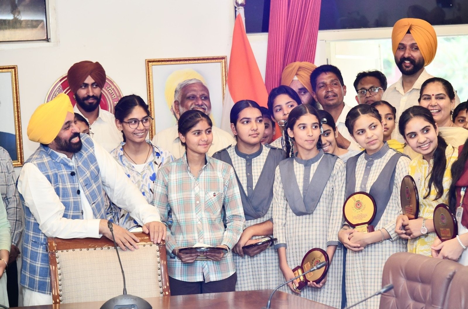 ਪੰਜਾਬ ਵਿੱਚ ਸਿੱਖਿਆ ਕ੍ਰਾਂਤੀ: ਸੀਐਮ ਨੇ 10ਵੀਂ ਤੇ 12ਵੀਂ ਜਮਾਤ ਦੇ ਟੌਪਰਾਂ ਦਾ ਕੀਤਾ ਸਨਮਾਨ