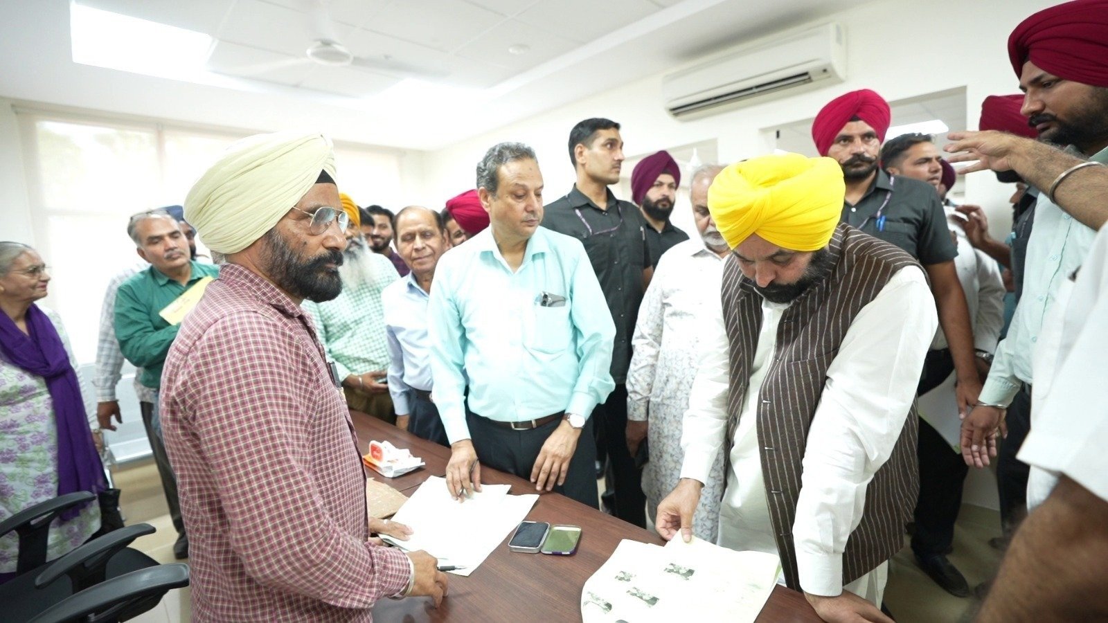 ਸੀਐਮ ਮਾਨ ਨੇ ਮੋਹਾਲੀ ਦੇ ਸਬ ਰਜਿਸਟਰਾਰ ਦਫ਼ਤਰ ਦੀ ਅਚਨਚੇਤ ਚੈਕਿੰਗ, ਨਵੀਂ ਸ਼ੁਰੂ ਕੀਤੀ ਈਜ਼ੀ ਰਜਿਸਟ੍ਰੇਸ਼ਨ ਸਕੀਮ 15 ਜੁਲਾਈ ਤੱਕ ਸੂਬੇ ਭਰ ‘ਚ ਹੋਵੇਗੀ ਲਾਗੂ
