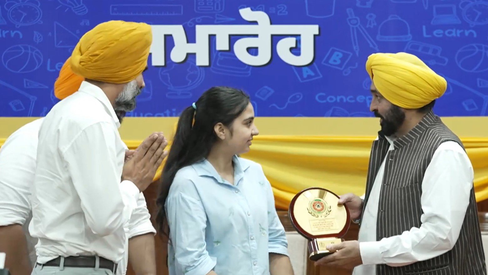 ਸੀਐਮ ਮਾਨ ਨੇ 10ਵੀਂ-12ਵੀਂ ਦੇ ਟਾਪਰਾਂ ਨੂੰ ਕੀਤਾ ਸਨਮਾਨਿਤ, ਕਿਹਾ- ਹਵਾਈ ਯਾਤਰਾ ਕਰਵਾਉਣ ਦੇ ਨਾਲ ਵਿਧਾਨ ਸਭਾ ਦੀ ਕਾਰਵਾਈ ਵੀ ਦਿਖਾਉਣ ਦਾ ਐਲਾਨ