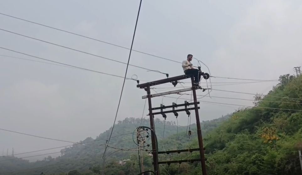 ਪਰਵਾਣੂ ‘ਚ ਬਿਜਲੀ ਵਿਭਾਗ ਦੀ ਲਾਪਰਵਾਹੀ, HT ਤਾਰਾਂ ਦੀ ਚਪੇਟ ‘ਚ ਆਉਣ ਨਾਲ ਦੋ ਬਾਈਕ ਸਵਾਰਾਂ ਦੀ ਮੌਤ