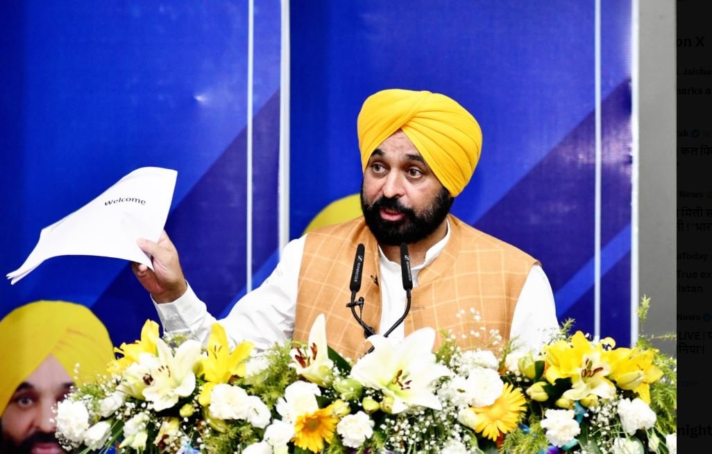 ਮੁੱਖ ਮੰਤਰੀ ਭਗਵੰਤ ਮਾਨ ਦਾ ਡੀਸੀ, ਡੀਆਈਜੀ, ਐਸਐਸਪੀ ਤੇ ਜ਼ਿਲ੍ਹੇ ਦੇ ਟਾਪਰ ਵਿਦਿਆਰਥੀਆਂ ਵੱਲੋਂ ਸਵਾਗਤ