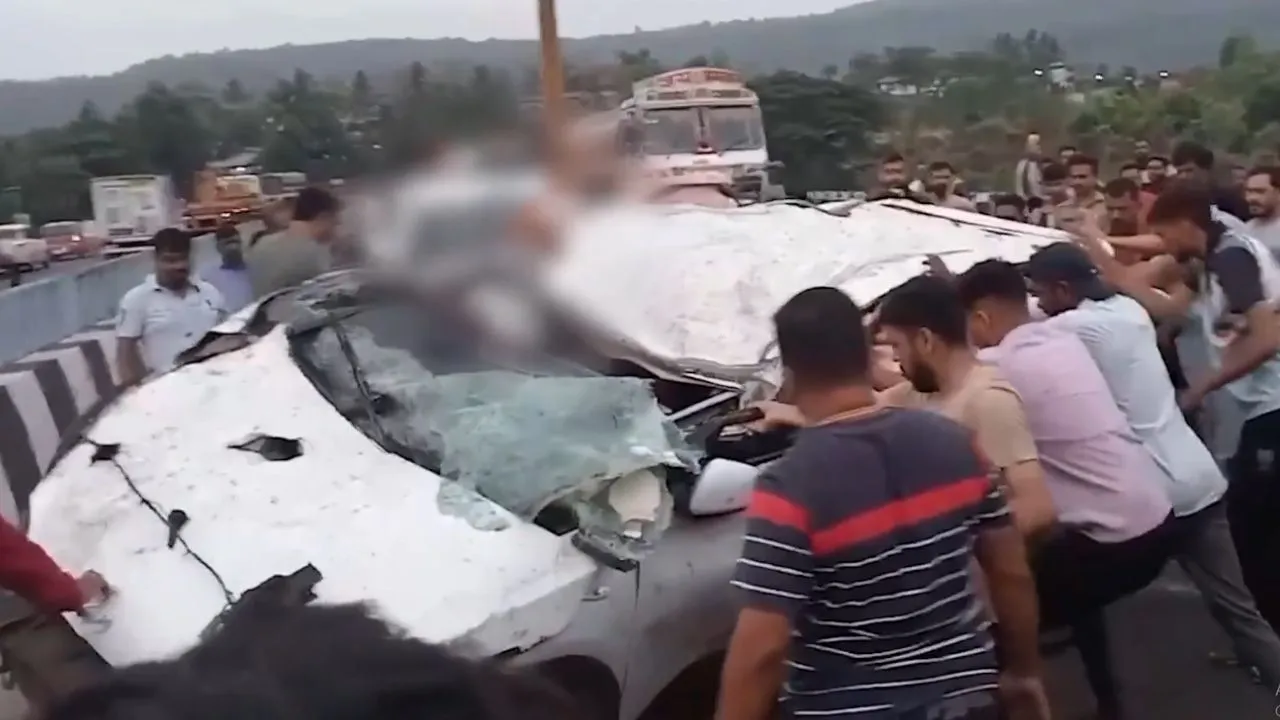Car fell into Jagbudi river in Ratnagiri