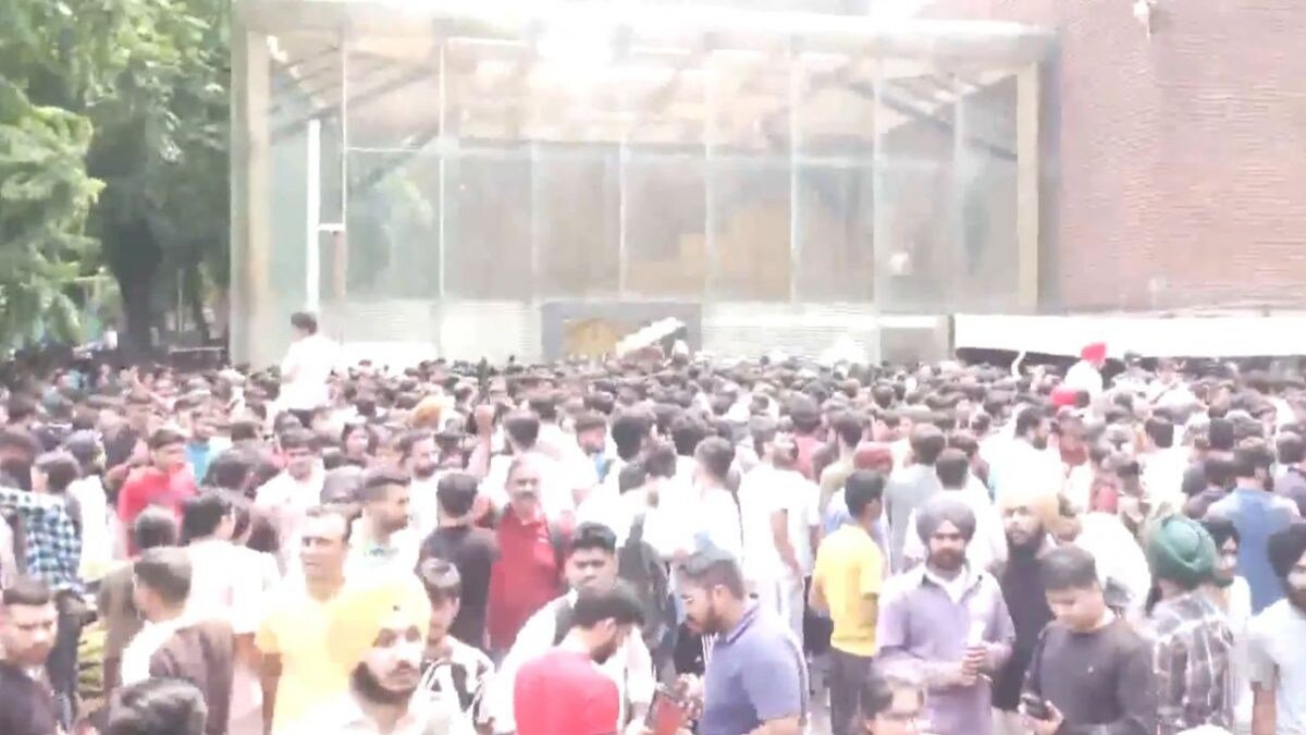 ਚੰਡੀਗੜ੍ਹ ਪ੍ਰਸ਼ਾਸਨ ਦੀ ਅਪੀਲ ਮਗਰੋਂ ਨੌਜਵਾਨਾਂ ਦਾ ਜੋਸ਼ ਹਾਈ, ਸਿਵਲ ਡਿਫੈਂਸ ਵਲੰਟੀਅਰ ਲਈ ਪਹੁੰਚੀ ਭੀੜ ਦੀ ਦੇਖੀ ਵੀਡੀਓ