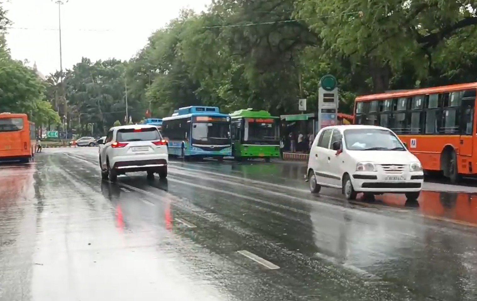 ਦਿੱਲੀ-ਐਨਸੀਆਰ ‘ਚ ਤੇਜ਼ ਤੂਫ਼ਾਨ ਨਾਲ ਬਾਰਿਸ਼, ਕਈ ਇਲਾਕਿਆਂ ‘ਚ ਡਿੱਗੇ ਦਰੱਖਤ