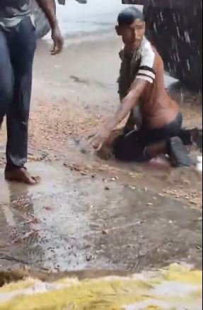 ਮੀਂਹ ਤੋਂ ਅਪਣੀ ਫ਼ਸਲ ਬਚਾਉਂਦੇ ਦਿਖਿਆ ਬੇਬੱਸ ਕਿਸਾਨ ,ਅੱਖਾਂ ਸਾਹਮਣੇ ਹੋਇਆ ਸਭ ਕੁੱਝ ਬਰਬਾਦ , ਤੁਹਾਨੂੰ ਹੈਰਾਨ ਕਰ ਦੇਵੇਗਾ ਇਹ ਵੀਡੀਓ