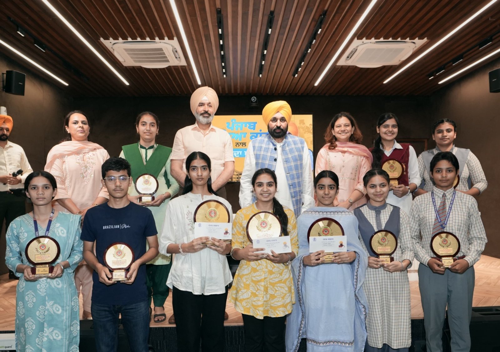 ਪੰਜਾਬ ਸਿੱਖਿਆ ਬੋਰਡ ਦੇ ਟਾਪਰ ਬਣਨਗੇ ਰੋਲ ਮਾਡਲ: ਸੀਐਮ ਮਾਨ ਨੇ ਉਨ੍ਹਾਂ ਦਾ ਕੀਤਾ ਸਨਮਾਨ, ਕਿਹਾ- ਆਪਣੀਆਂ ਜੜ੍ਹਾਂ ਨੂੰ ਯਾਦ ਰੱਖੋ