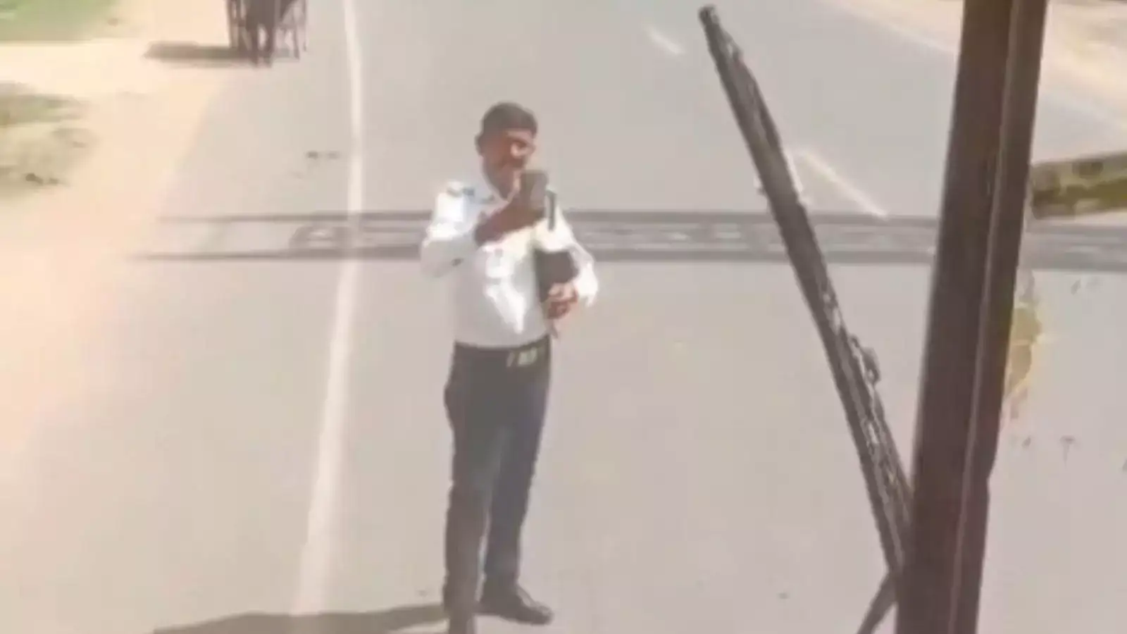 ਹਾਥਰਸ ‘ਚ 17 ਰੁਪਏ ਕਿਰਾਇਆ ਮੰਗਣ ‘ਤੇ ਟ੍ਰੈਫਿਕ ਪੁਲਿਸ ਮੁਲਾਜ਼ਮ ਦਾ ਚੜਿਆ ਪਾਰਾ, ਬੱਸ ਦਾ ਕੱਟਿਆ ਚਲਾਨ, ਵੀਡੀਓ ਵਾਇਰਲ