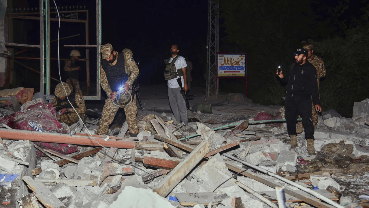 ਜੰਮੂ-ਕਸ਼ਮੀਰ ‘ਚ ਪਾਕਿਸਤਾਨ ਵੱਲੋਂ ਕੀਤੀ ਗਈ ਗੋਲੀਬਾਰੀ ਵਿੱਚ ਅਧਿਕਾਰੀ ਸਮੇਤ 5 ਦੀ ਮੌਤ