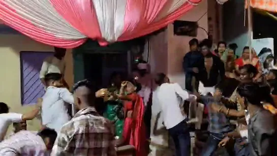 ਬਰਾਤੀਆਂ ਨੂੰ ਕੂਲਰ ਦੀ ਹਵਾ ਨਾ ਮਿਲੀ ਤਾਂ ਇਕ ਦੂਜੇ ਤੇ ਚਲਾਈਆਂ ਕੁਰਸੀਆਂ, ਵੀਡੀਓ ਹੋਈ ਵਾਇਰਲ