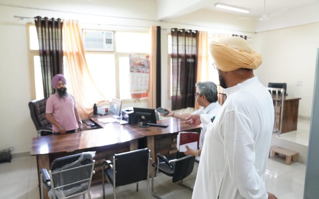 ਅਜਨਾਲਾ ਤਹਿਸੀਲ ਕੰਪਲੈਕਸ ‘ਚੋਂ ਸ਼ਿਕਾਇਤਾਂ ਮਿਲਣ ਮਗਰੋਂ ਅਚਾਨਕ ਪਹੁੰਚੇ ਕੈਬਿਨਟ ਮੰਤਰੀ ਧਾਲੀਵਾਲ, ਸਰਕਾਰੀ ਬਾਬੂਆਂ ਨੂੰ ਪੈ ਗਈ ਹੱਥਾਂ ਪੈਰਾਂ ਦੀ