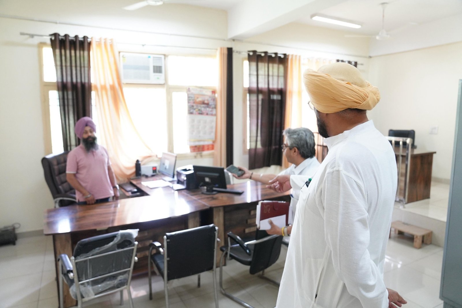ਅਜਨਾਲਾ ਤਹਿਸੀਲ ਕੰਪਲੈਕਸ ‘ਚੋਂ ਸ਼ਿਕਾਇਤਾਂ ਮਿਲਣ ਮਗਰੋਂ ਅਚਾਨਕ ਪਹੁੰਚੇ ਕੈਬਿਨਟ ਮੰਤਰੀ ਧਾਲੀਵਾਲ, ਸਰਕਾਰੀ ਬਾਬੂਆਂ ਨੂੰ ਪੈ ਗਈ ਹੱਥਾਂ ਪੈਰਾਂ ਦੀ