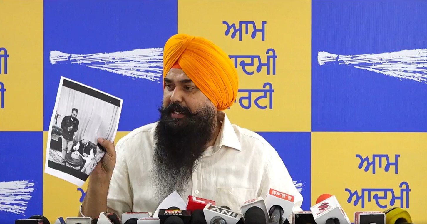 ਨਸ਼ਾ ਤਸਕਰ ਨੂੰ ਬਚਾਉਣ ਦੇ ਮਾਮਲੇ ‘ਚ ‘ਆਪ’ ਤੇ ਭਾਜਪਾ ਆਹਮੋ-ਸਾਹਮਣੇ, ਕੰਗ ਨੇ ਲਗਾਏ ਵੱਡੇ ਇਲਜ਼ਾਮ ‘ਨਸ਼ੇ ਦੇ ਕਾਰੋਬਾਰ ਦੀ ਅਸਲੀ ਸਰਪ੍ਰਸਤ ਹੈ ਭਾਜਪਾ’