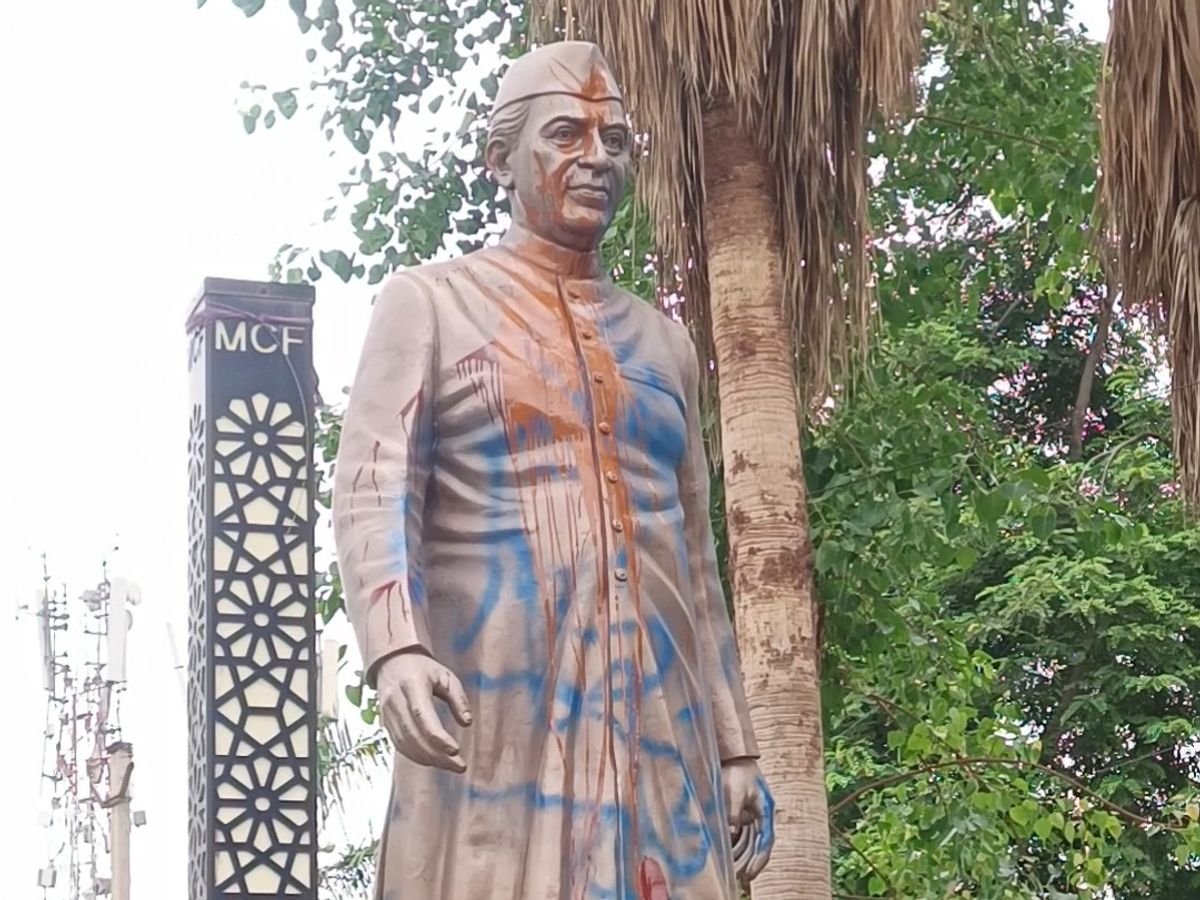 ਨਹਿਰੂ ਦੇ ਬੁੱਤ ‘ਤੇ ਛਿੜਕਿਆ ਪੇਂਟ, ਕਾਂਗਰਸ ਨੇ ਜਤਾਈ ਨਾਰਾਜ਼ਗੀ, ਪੁਲਿਸ ਖੰਗਾਲ ਰਹੀ ਸੀਸੀਟੀਵੀ