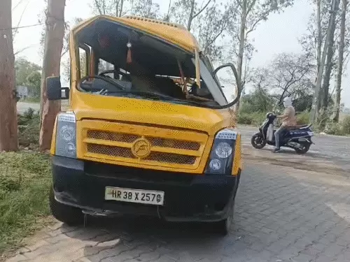 ਬੱਚਿਆਂ ਨਾਲ ਭਰੀ ਸਕੂਲ ਬੱਸ ਪਲਟੀ, ਤੇਜ਼ ਰਫ਼ਤਾਰ ਨਾਲ ਗੱਡੀ ਚਲਾ ਰਿਹਾ ਸੀ ਡਰਾਈਵਰ, 25 ਵਿਦਿਆਰਥੀ ਸੀ ਸਵਾਰ