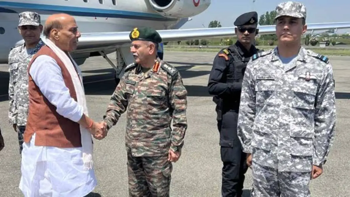 ‘ਆਪ੍ਰੇਸ਼ਨ ਸਿੰਦੂਰ ਅਜੇ ਖਤਮ ਨਹੀਂ ਹੋਇਆ, ਅਸੀਂ ਪੂਰੀ ਤਸਵੀਰ ਦਿਖਾਵਾਂਗੇ’, ਭੁਜ ਏਅਰਬੇਸ ਤੋਂ ਰੱਖਿਆ ਮੰਤਰੀ ਰਾਜਨਾਥ ਸਿੰਘ ਦਾ ਪਾਕਿਸਤਾਨ ਨੂੰ ਸੁਨੇਹਾ