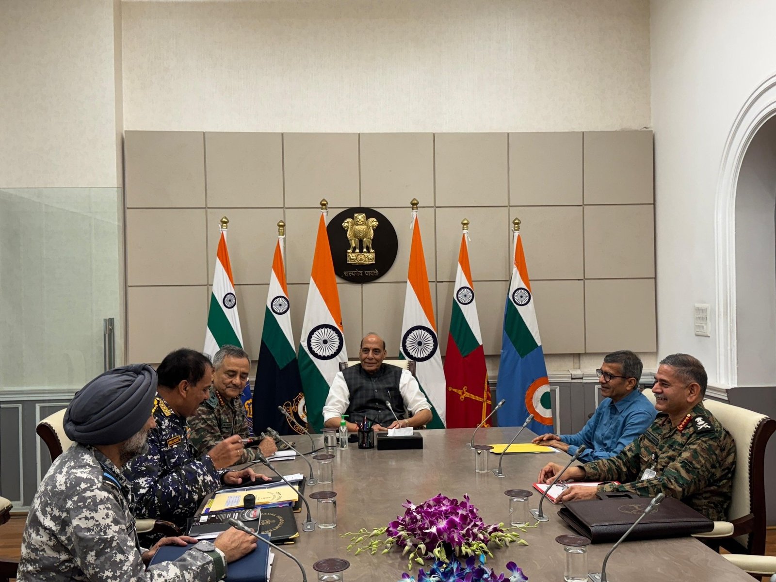 ਰੱਖਿਆ ਮੰਤਰੀ ਦੀ ਮੁਸਕਾਨ ਨੇ ਪਾਕਿਸਤਾਨ ਦੀ ਪਿਕਚਰ ਕੀਤੀ ਕਲੀਅਰ, ਤਿੰਨੇ ਸੈਨਾ ਮੁਖੀਆਂ ਦਾ ਹਾਸਾ… ਭਾਰਤ ਨੇ ਪਲਟਿਆ ਪਾਸਾ