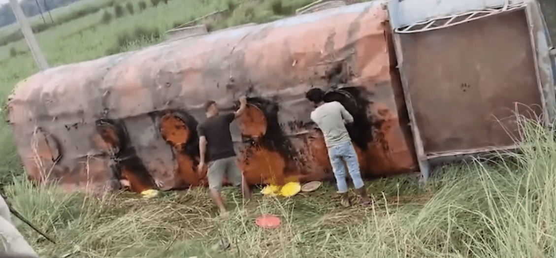 Bihar ; ਟੈਂਕਰ ਪਲਟਿਆ ਤਾਂ ਤੇਲ ਲੁੱਟਣ ਦੀ ਲੱਗੀ ਦੌੜ … ਪੁਲਿਸ ਰਹੀ ਚੁੱਪ ਖੜ੍ਹੀ